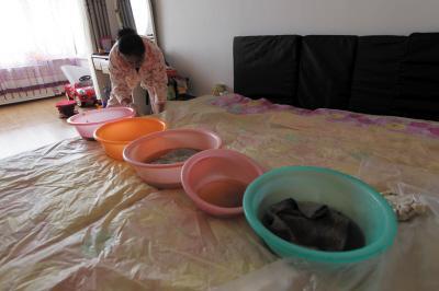 界首楼上漏水，住户失联，小区没物管，业主维权难！律师来支招……